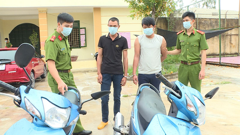 Khởi tố hai đối tượng cướp xe máy của người đi đường -0