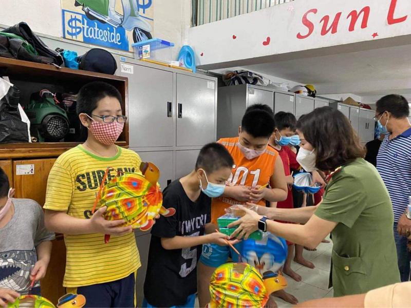 Đoàn thanh niên Cục truyền thông CAND mang tết Trung thu đến với trẻ em vùng dịch -0