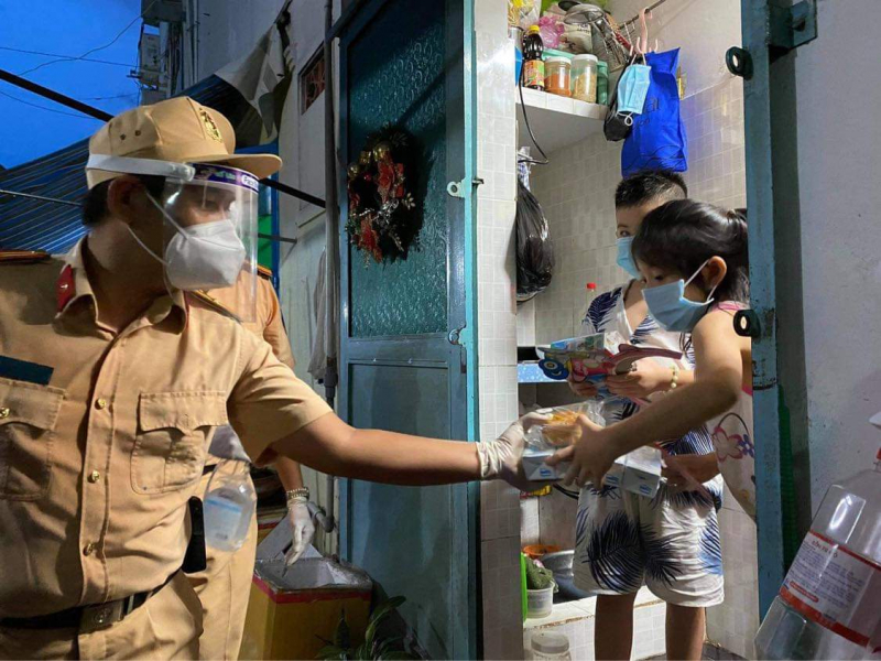 Đoàn thanh niên Cục truyền thông CAND mang tết Trung thu đến với trẻ em vùng dịch -0