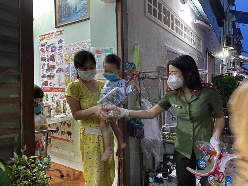 Đoàn thanh niên Cục truyền thông CAND mang tết Trung thu đến với trẻ em vùng dịch -1