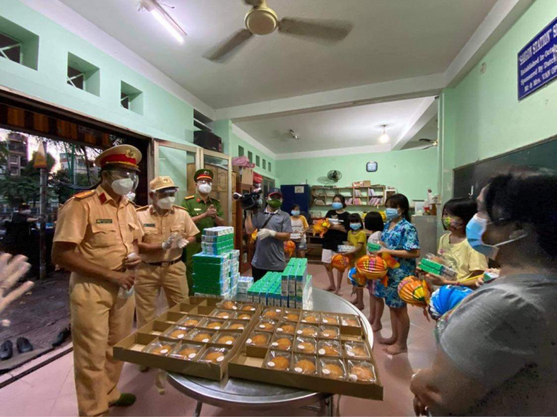 Đoàn thanh niên Cục truyền thông CAND mang tết Trung thu đến với trẻ em vùng dịch -2