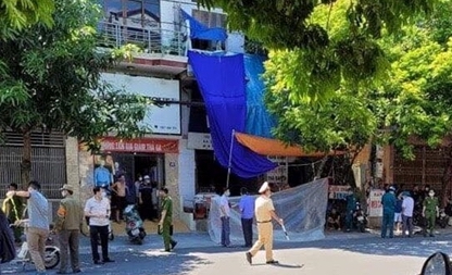 Điều tra nguyên nhân một phụ nữ bị đâm tử vong trước cửa nhà -0