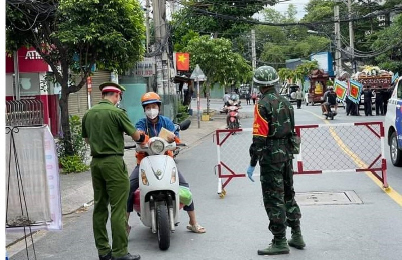 Nén nỗi đau mất người thân để tập trung chống dịch COVID-19 -0