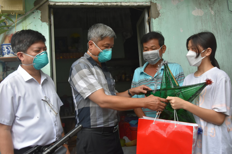 Mang trung thu đến với các em nhỏ có người thân mất vì COVID-19 -0