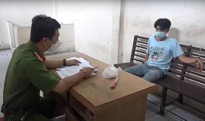 Bị kiểm tra hành chính, con nghiện dùng hung khí tấn công tổ công tác -0