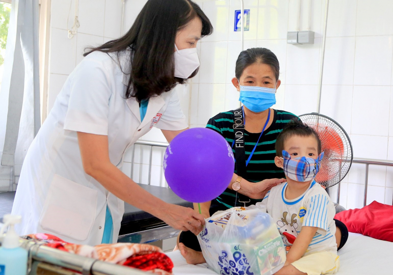 Mang Tết Trung thu đến với hàng trăm bệnh nhi nghèo -0