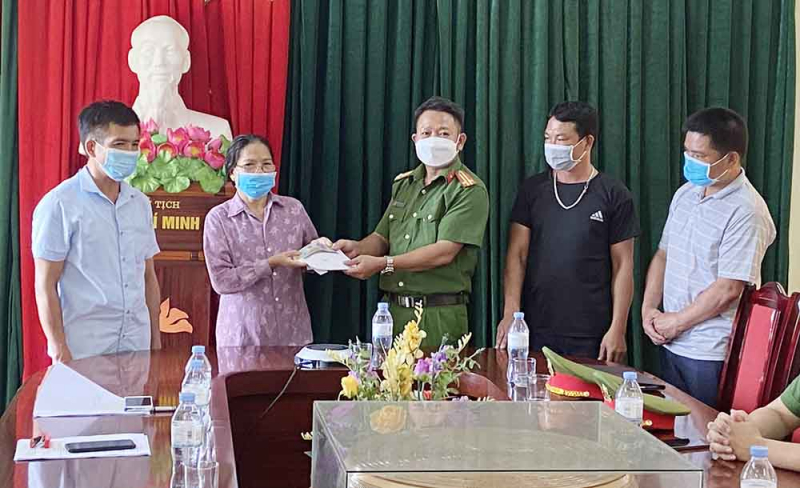 Công an xã Hoằng Thịnh trao trả tài sản cho người bị mất -0