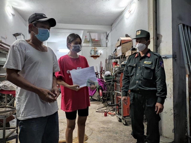 Công an hỗ trợ cháu bé bị ung thư máu đi bệnh viện -0
