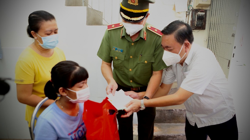 Giám đốc Công an TP Hồ Chí Minh thăm, tặng quà các trẻ có người thân mất vì COVID-19 -0