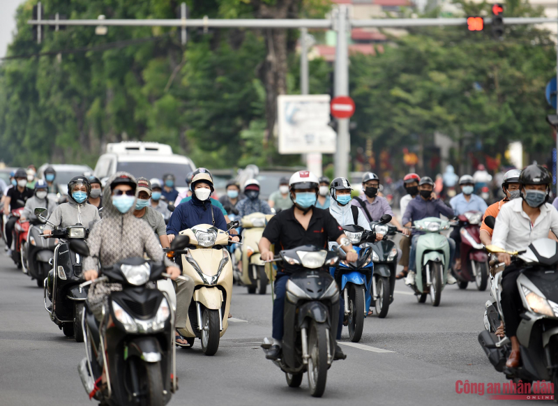 Hanoi streets crowded again after social distancing eased -5