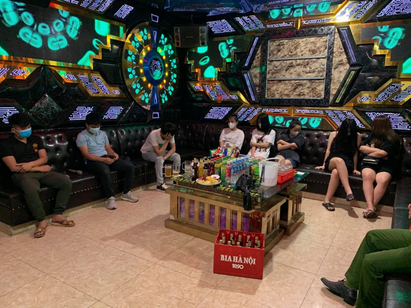Hát karaoke giữa mùa dịch, chủ và khách bị phạt 102,5 triệu đồng -0