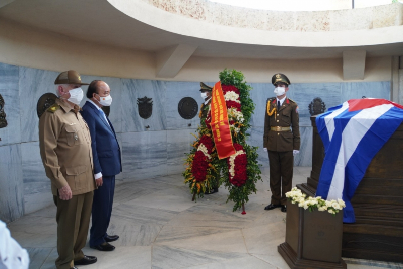 Chủ tịch nước Nguyễn Xuân Phúc gặp Đại tướng Raul Castro Ruz -0