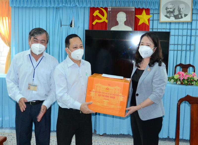 Phó Chủ tịch nước Võ Thị Ánh Xuân tặng 5.000 bộ kit test nhanh cho Tiền Giang -0