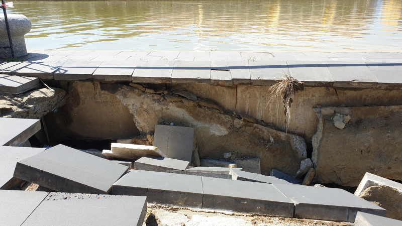 Hội An khẩn cấp khắc phục tình trạng sụt lún tuyến kè ven sông Hoài trước mùa mưa bão  -0