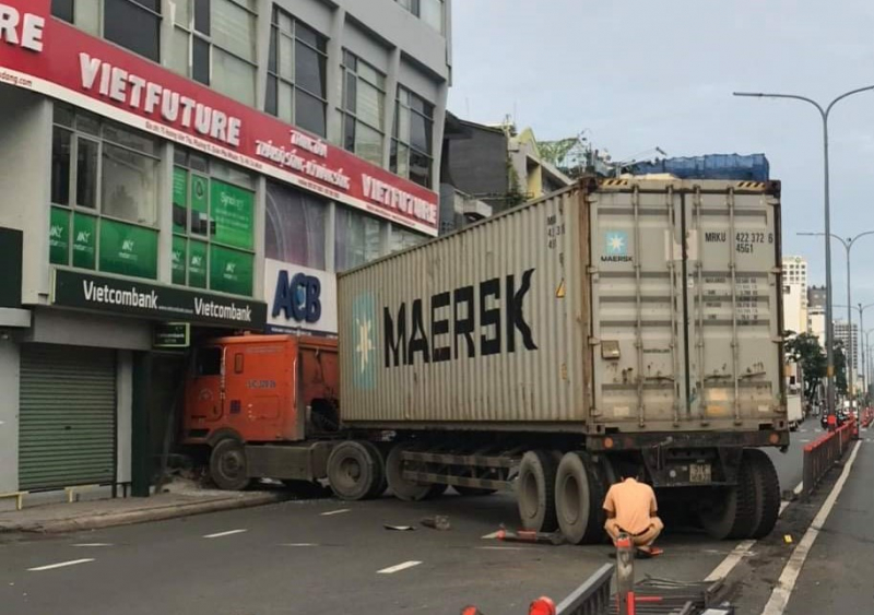 Tài xế ngủ gục lao xe đầu kéo vào chi nhánh ngân hàng -0