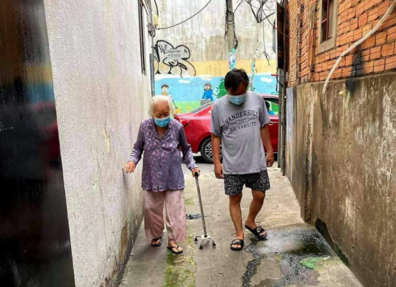 Bệnh nhân COVID-19 92 tuổi xuất viện -0