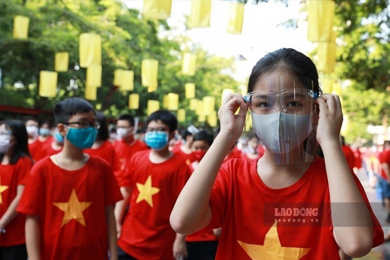 Students in Hanoi to enjoy reduced school fees for new school year -0