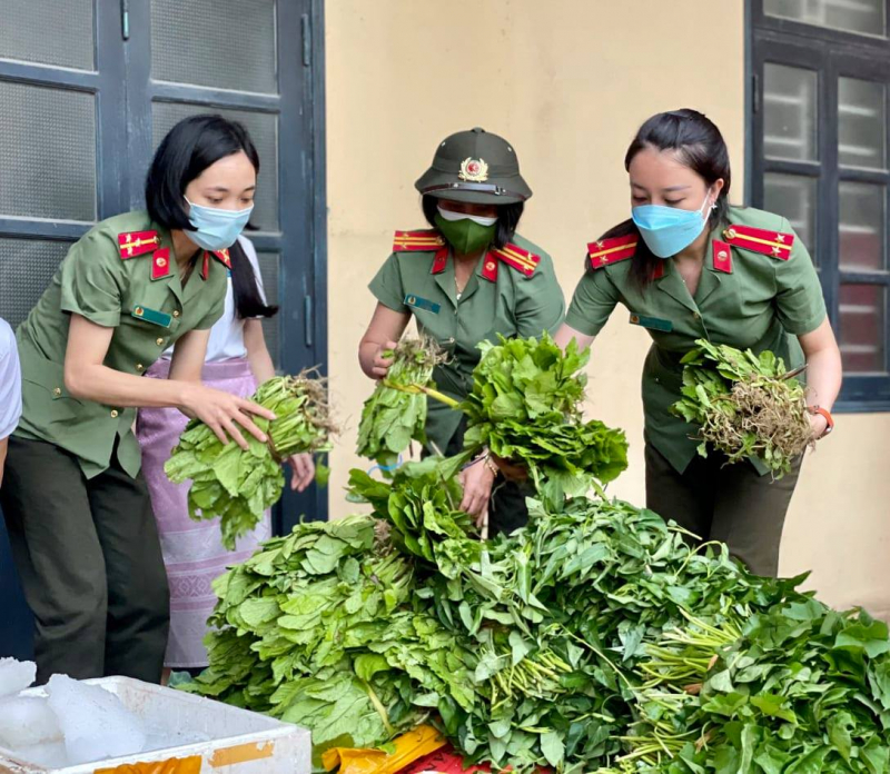 phụ nữ côn an tỉnh ủng hộ rau nhân dân vùng dịch.jpg -0