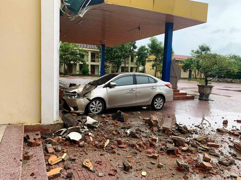 Mái trường bất ngờ đổ sập làm thầy trò khiếp vía -0