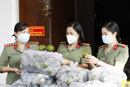 Công an hỗ trợ nông dân tiêu thụ cam sành -0