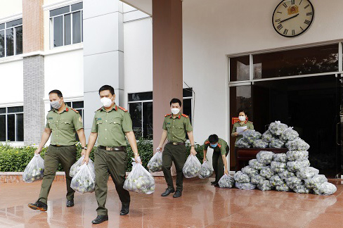 Công an hỗ trợ nông dân tiêu thụ cam sành -1