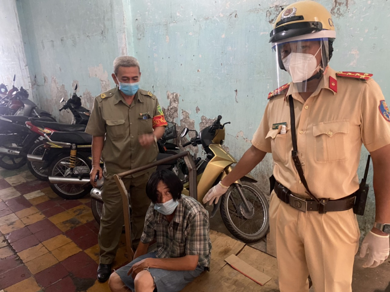 Truy đuổi bắt đối tượng cướp giật tháo chạy qua chốt kiểm dịch -0