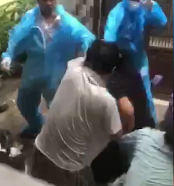 Làm rõ vụ 2 nhân viên y tế bị đánh khi đi lấy mẫu test COVID-19 -0