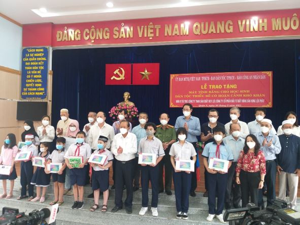 Trao quà cho học sinh đồng bào dân tộc hoàn cảnh khó khăn ở quận 8 -0
