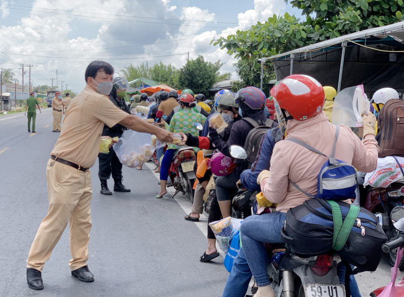 Người dân về quê xúc động khi được Công an tặng quà -1