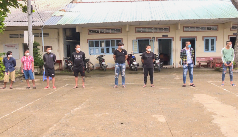 Nhóm thanh niên nổ súng gây náo loạn trên phố ở Vĩnh Long  -0