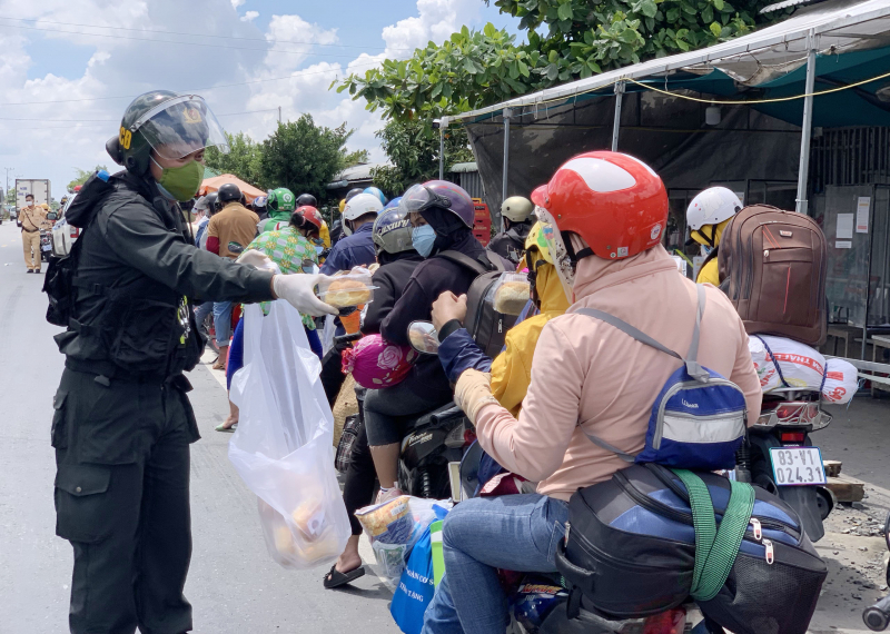 Người dân về quê xúc động khi được Công an tặng quà -1