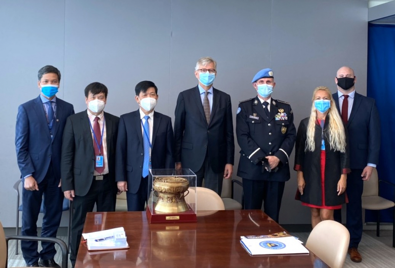 Thứ trưởng Nguyễn Văn Sơn hội đàm Phó Tổng Thư ký Liên Hợp Quốc -0