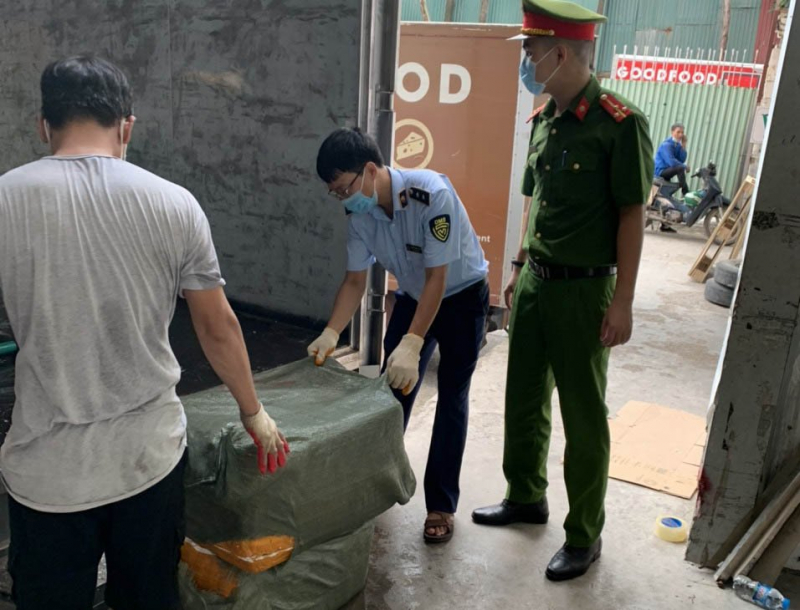 Phát hiện xe “luồng xanh” vận chuyển 7 tấn nầm lợn không nguồn gốc -0