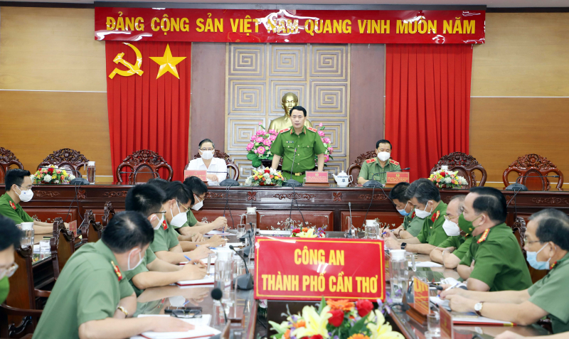 Deputy Minister Le Quoc Hung works with Can Tho police on security and disease control -0