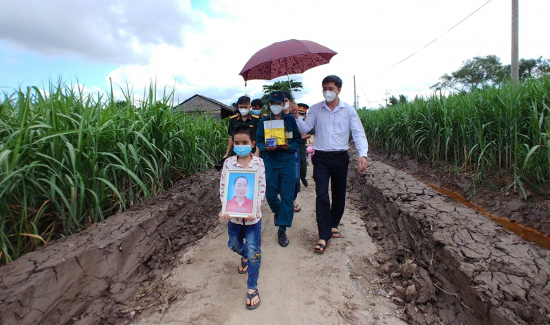 Ba cha con đã chữa khỏi COVID-19 được Bộ đội đưa về quê nhưng vẫn bị đưa đi cách ly  -1