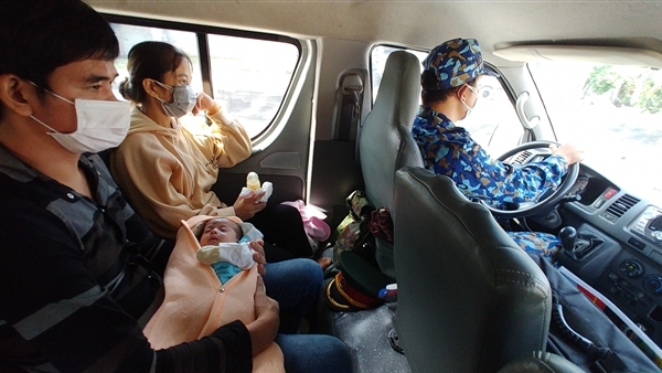 Ba cha con khỏi COVID-19 được Bộ đội đưa về quê vẫn bị cách ly -0