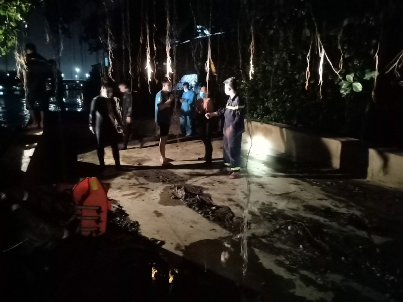 Hàng loạt nhà ven kênh bị sà lan trôi tự do đe dọa -1