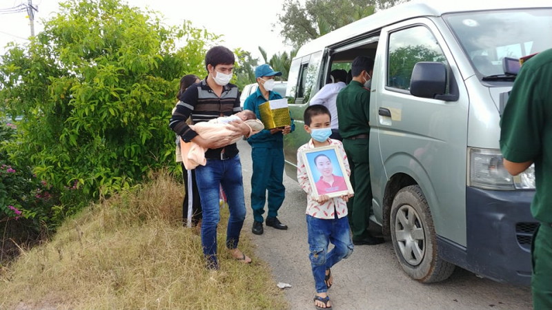 Ba cha con khỏi COVID-19 được Bộ đội đưa về quê vẫn bị cách ly đúng hay sai?  -0