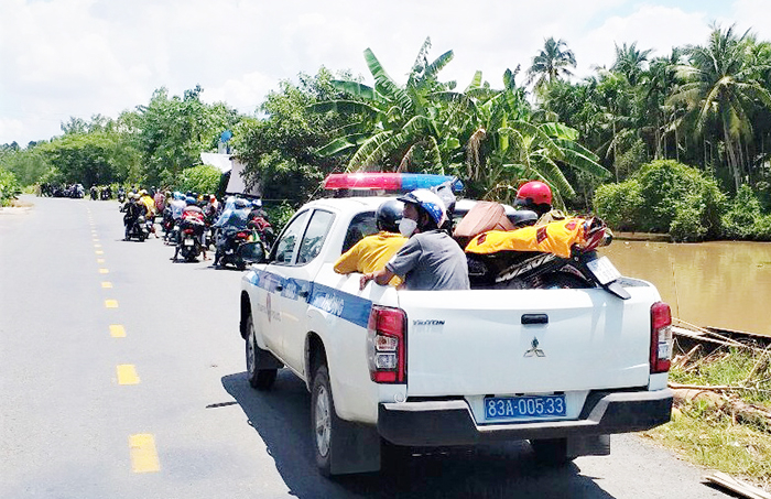 CSGT Công an Sóc Trăng tiếp tục hỗ trợ người dân về quê -0