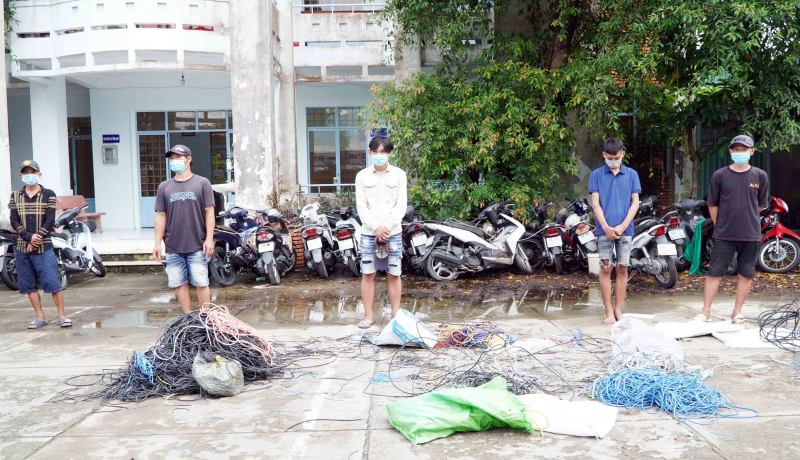 Lợi dụng giãn cách, nhóm đối tượng ăn cắp dây điện -0