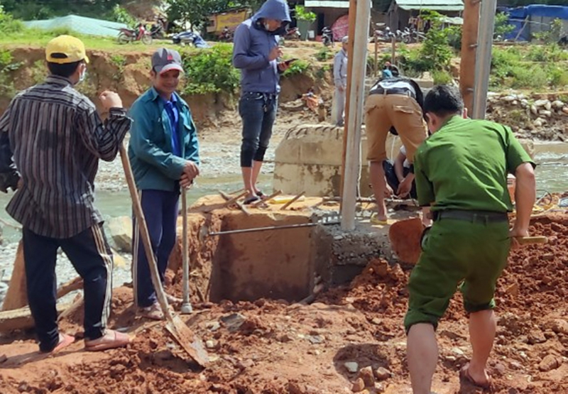 Công an xã vùng cao làm cầu treo qua vùng cô lập -0