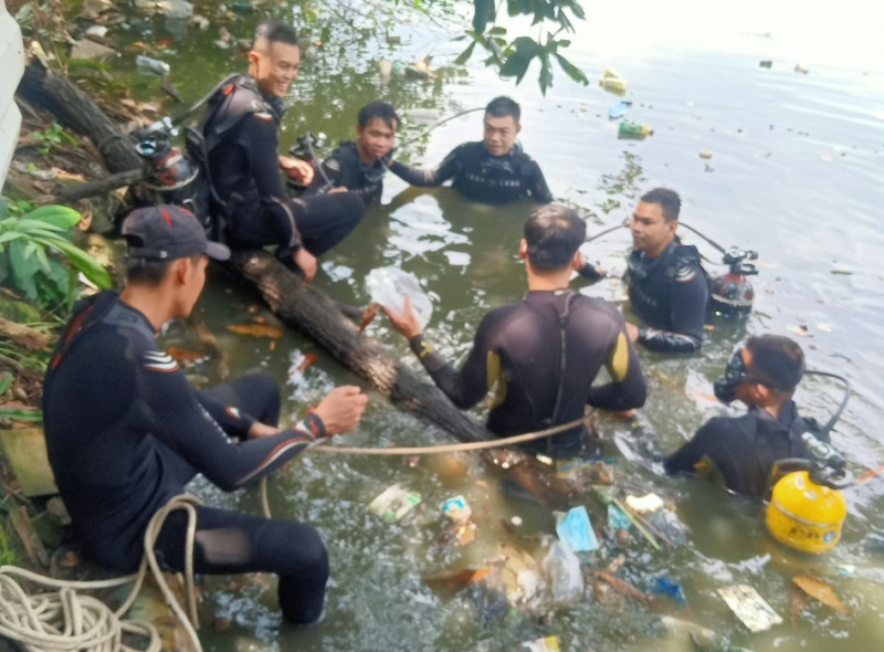 Truy tìm 2 người nhảy ao rồi bơi vào bờ khiến cứu hộ mất nhiều giờ lặn mò -1