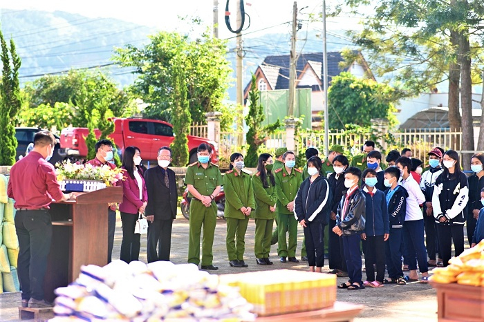 Trao quà và học bổng cho vùng đồng bào dân tộc thiểu số -0