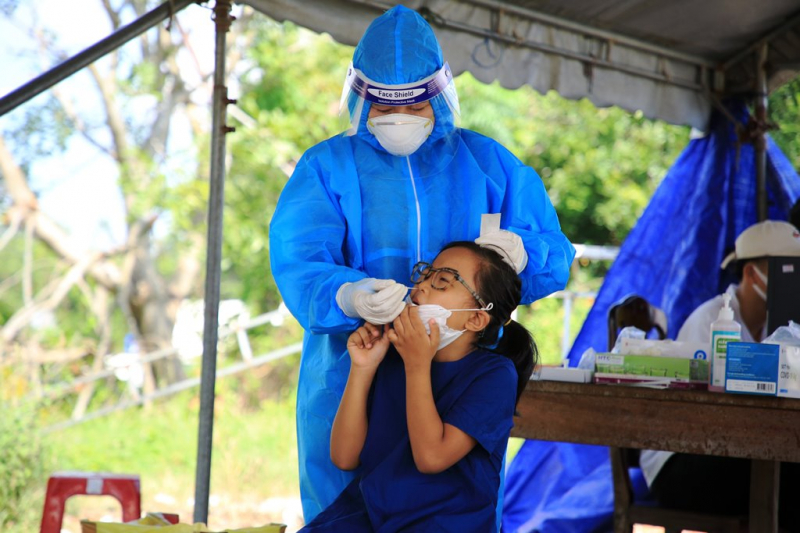 Giáo viên, học sinh được test nhanh SARS-CoV-2 ngay tại chốt cửa ô vào Đà Nẵng -0