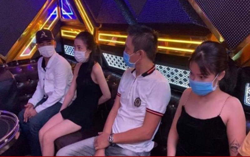 Hội An: Nhóm thanh niên tổ chức tiệc ma túy cùng kiều nữ trong quán Karaoke -0