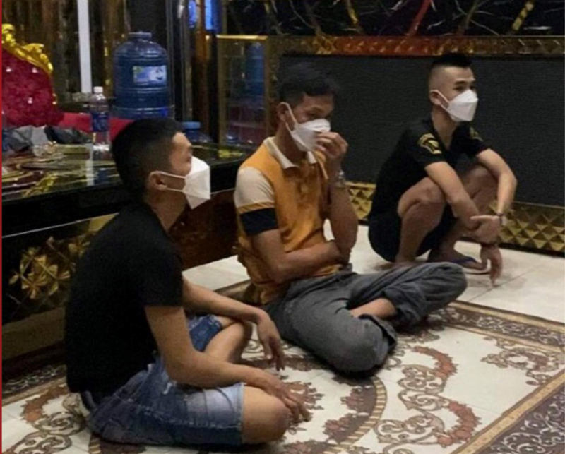 Hội An: Nhóm thanh niên tổ chức tiệc ma túy cùng kiều nữ trong quán Karaoke -1