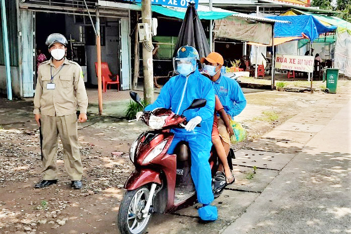 Công an trực chốt hỗ trợ cha con đang đi xin gạo về ăn  -1