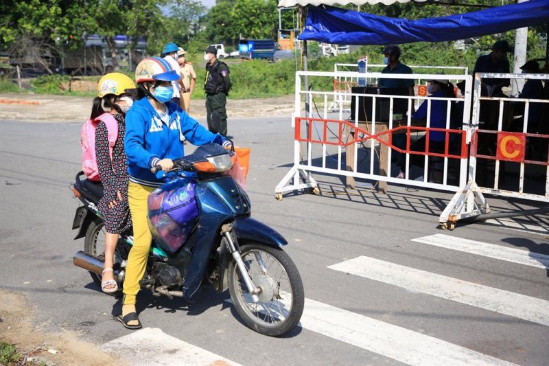 Giáo viên, học sinh được test nhanh SARS-CoV-2 ngay tại chốt cửa ô vào Đà Nẵng -0