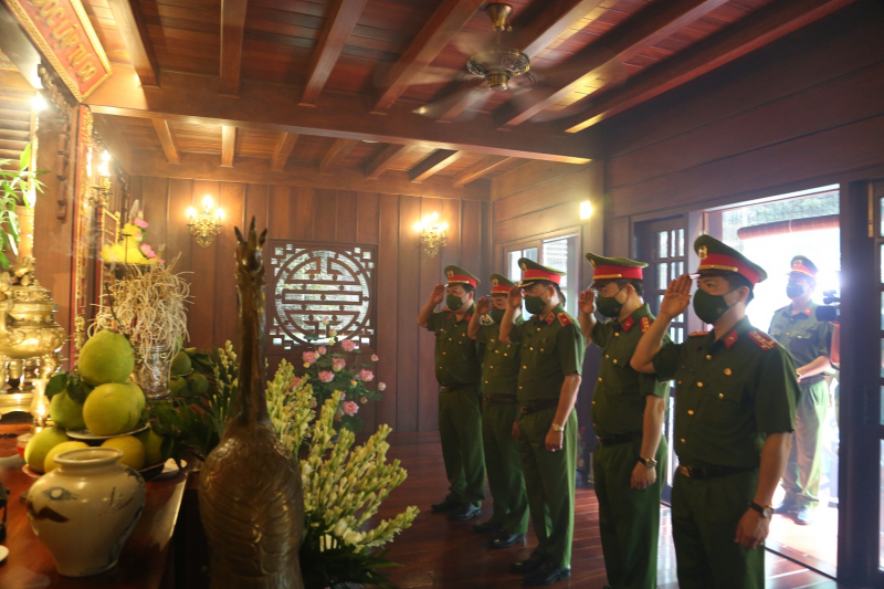 Cục Cảnh sát PCCC và CNCH dâng hương tưởng niệm Chủ tịch Hồ Chí Minh -0