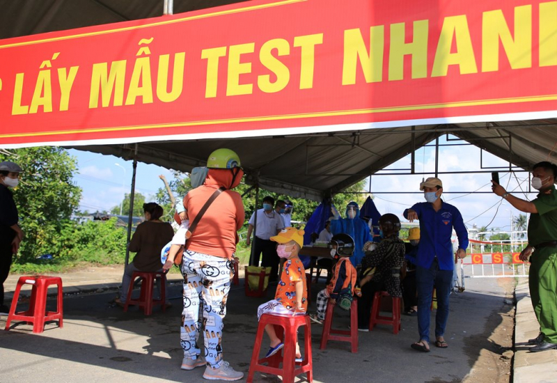 Giáo viên, học sinh được test nhanh SARS-CoV-2 ngay tại chốt cửa ô vào Đà Nẵng -0